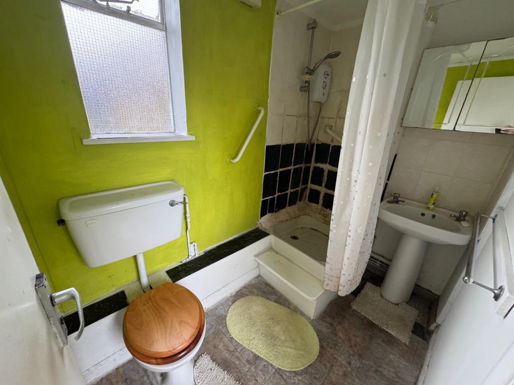Lot: 116 - FREEHOLD TWO-BEDROOM GROUND FLOOR FLAT AND GROUND RENT - Shower room